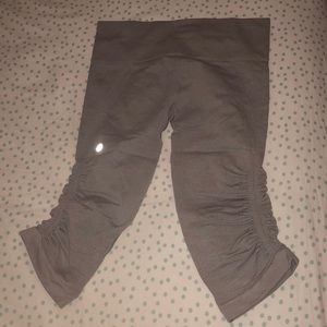 🆕 GREY LULULEMON IN THE FLOW CROP